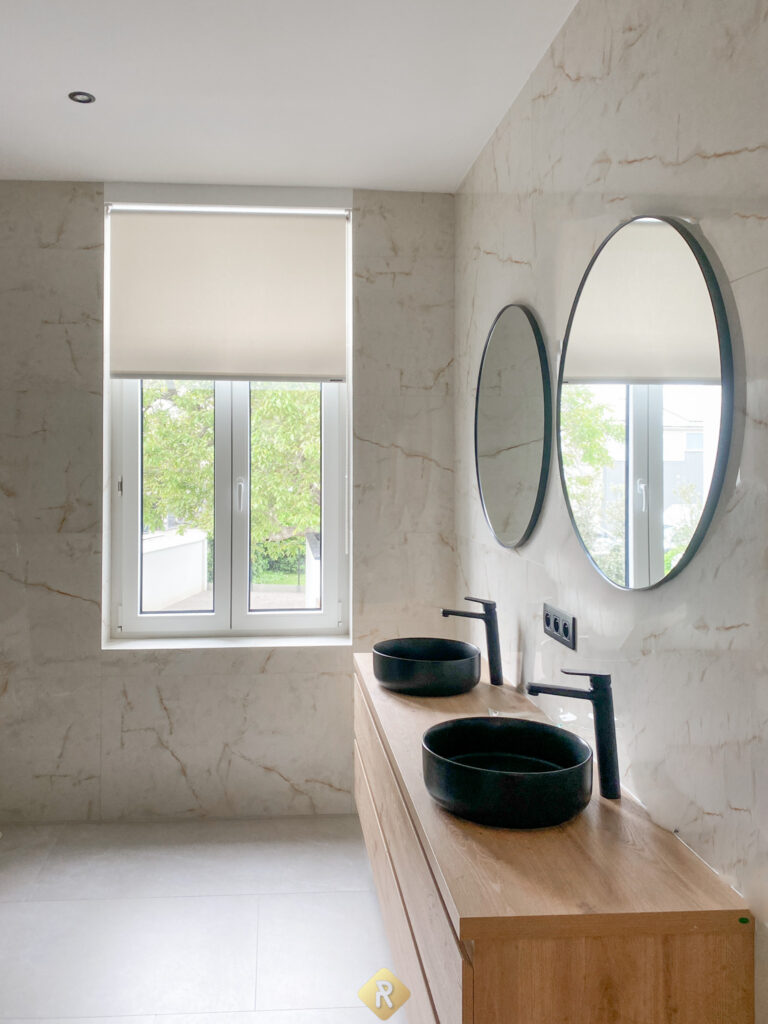 afsluitend rolgordijn badkamer idd