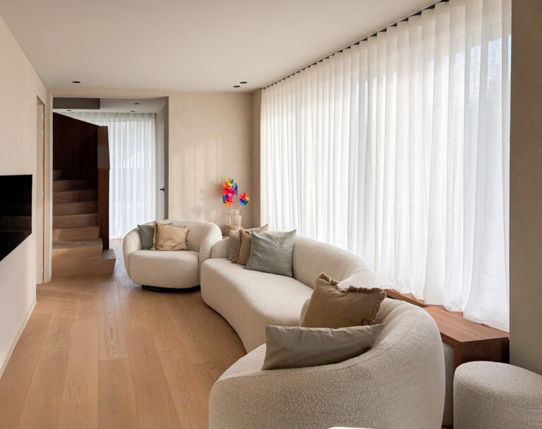 las dalias gebroken wit gordijn stuiken op tablet