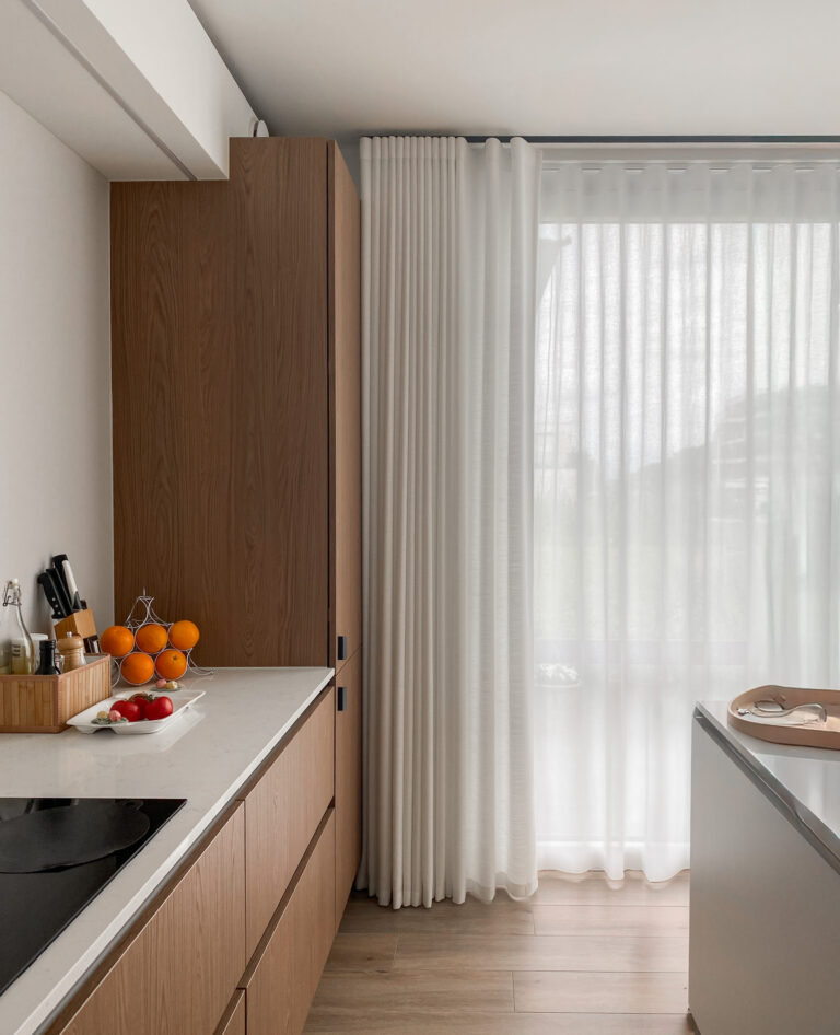 transparant wavegordijn 2041 (harmonia) in de dag combinatie ombra wit en zwarte rail