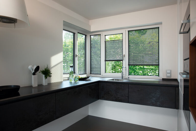 twinline met kleefset zwart op witte ramen