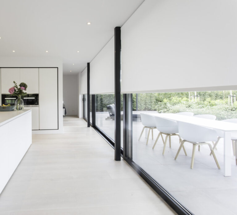 wit afsluitend rolgordijn voorrollend met zwart raam